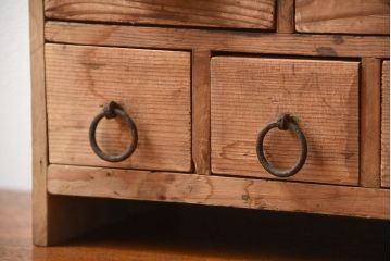 アンティーク家具　和製アンティーク　取っ手の金具が魅力的な古い木製の小引き出し