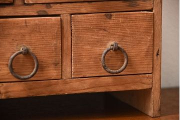 アンティーク家具　和製アンティーク　取っ手の金具が魅力的な古い木製の小引き出し