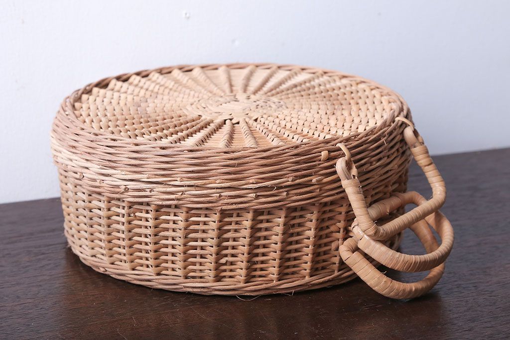 アンティーク雑貨　和製アンティーク　丸型が珍しいバスケット