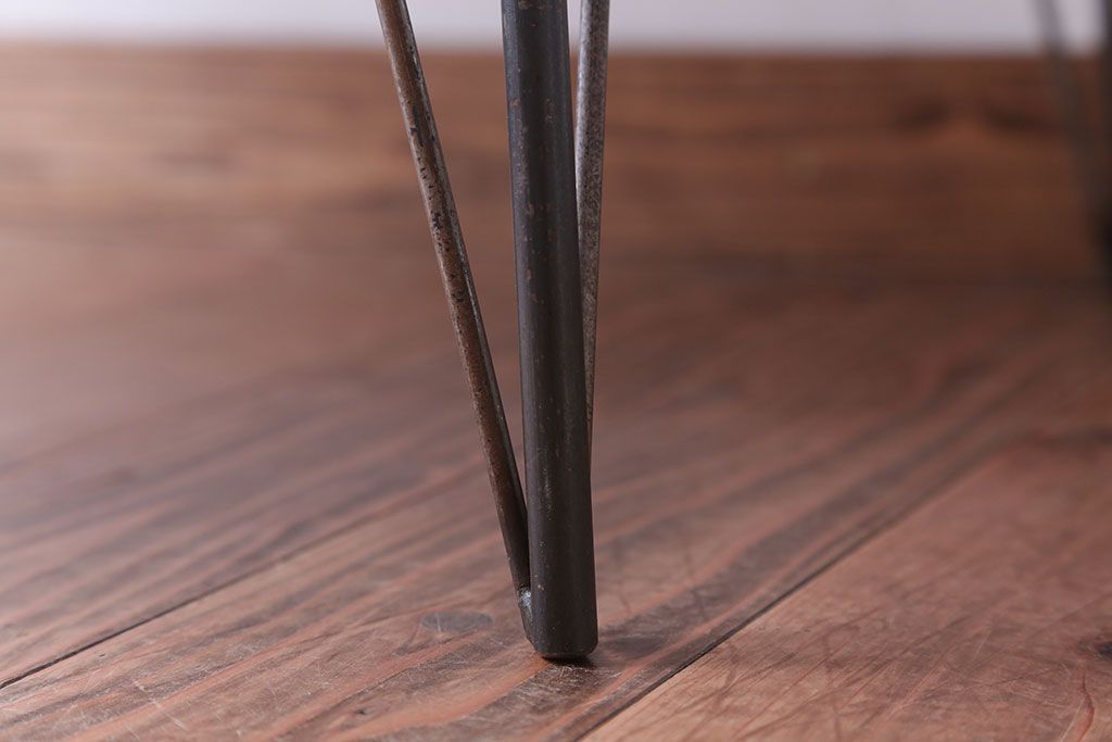 アンティーク家具　和製アンティーク　鉄脚が印象的な古いナラ材のセンターテーブル