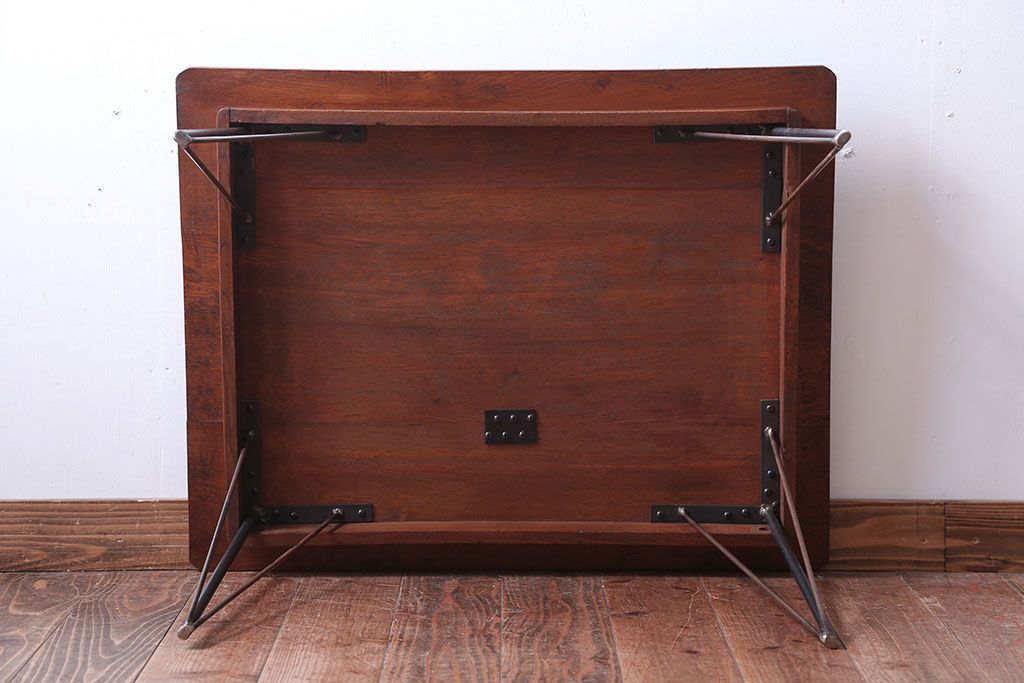 アンティーク家具　和製アンティーク　鉄脚が印象的な古いナラ材のセンターテーブル