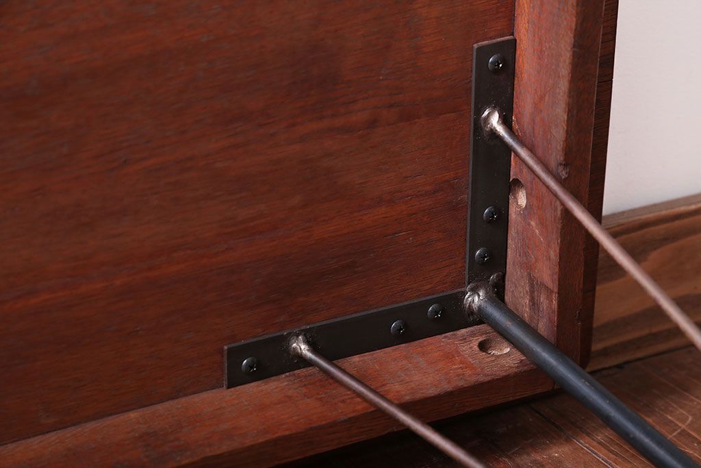 アンティーク家具　和製アンティーク　鉄脚が印象的な古いナラ材のセンターテーブル