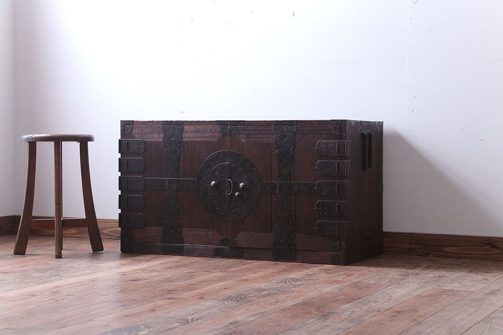 アンティーク家具　古民具・骨董　大きな金具のアンティーク観音扉衣装箪笥