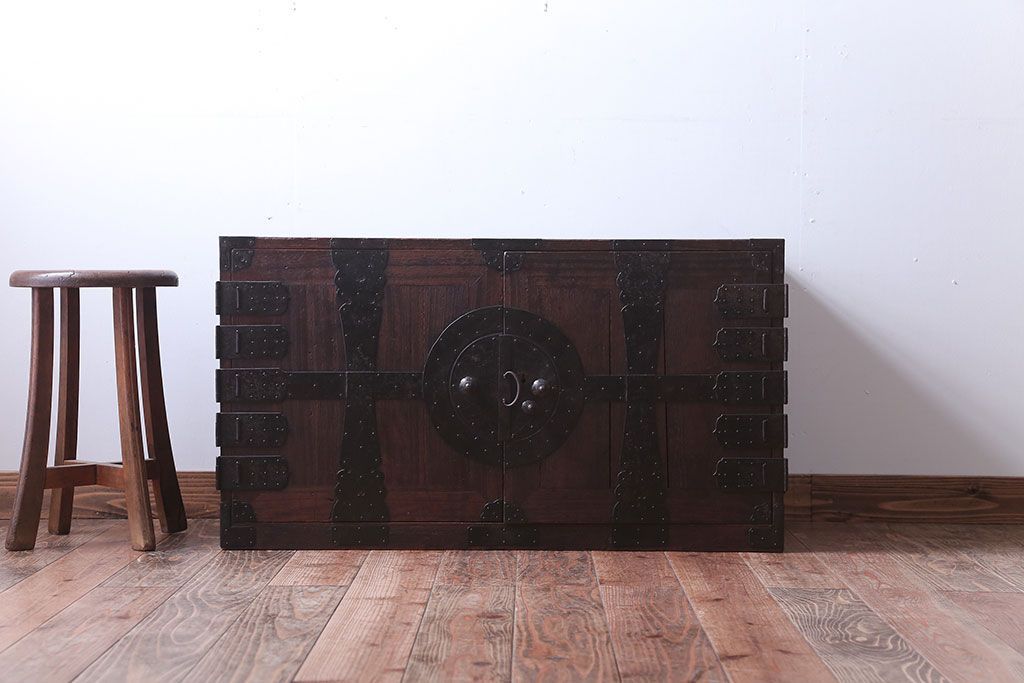 アンティーク家具　古民具・骨董　大きな金具のアンティーク観音扉衣装箪笥