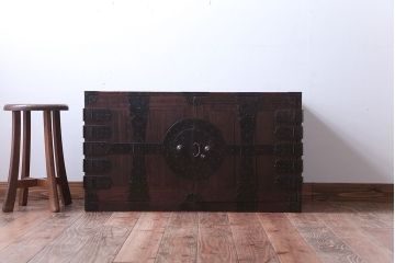 アンティーク家具　古民具・骨董　大きな金具のアンティーク観音扉衣装箪笥