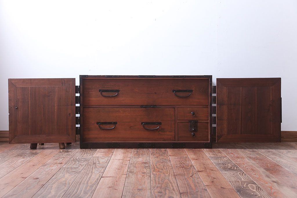 アンティーク家具　古民具・骨董　大きな金具のアンティーク観音扉衣装箪笥