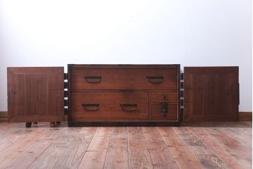 アンティーク家具　古民具・骨董　大きな金具のアンティーク観音扉衣装箪笥