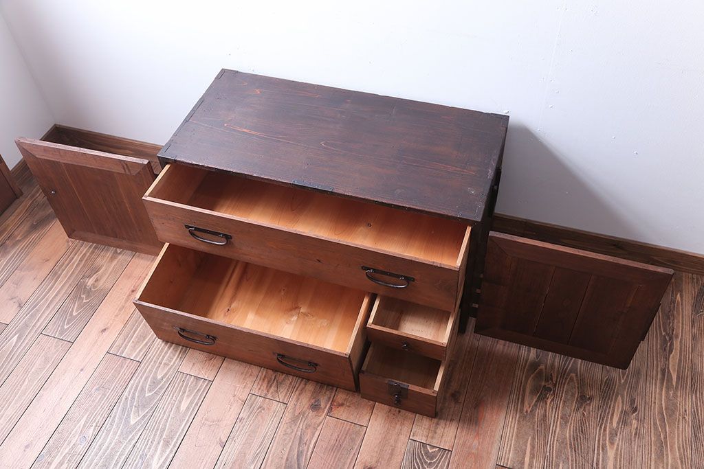 アンティーク家具　古民具・骨董　大きな金具のアンティーク観音扉衣装箪笥