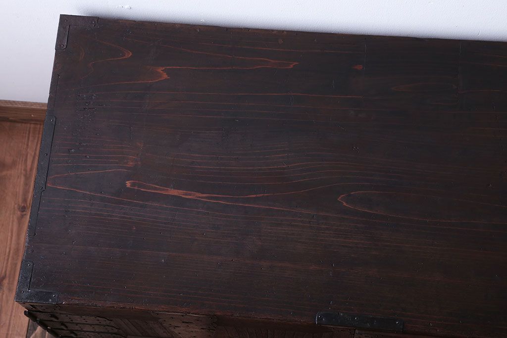 アンティーク家具　古民具・骨董　大きな金具のアンティーク観音扉衣装箪笥