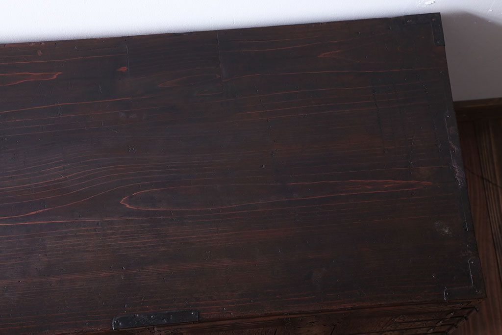 アンティーク家具　古民具・骨董　大きな金具のアンティーク観音扉衣装箪笥