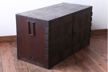 アンティーク家具　古民具・骨董　大きな金具のアンティーク観音扉衣装箪笥