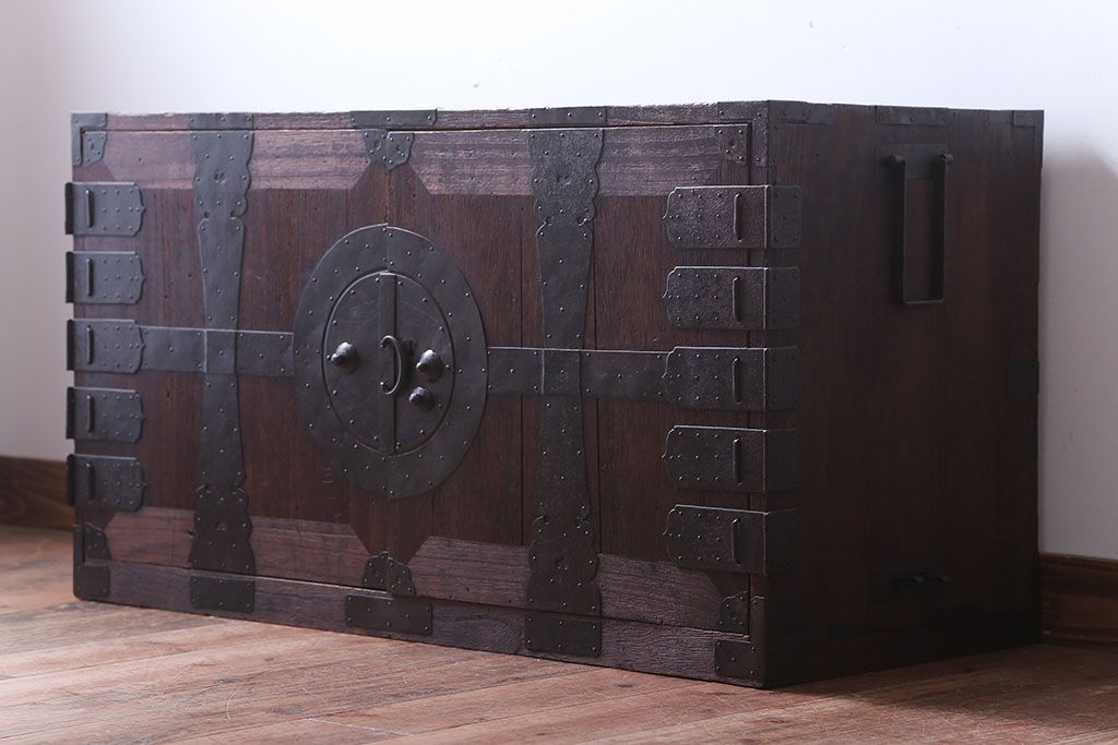 アンティーク家具　古民具・骨董　大きな金具のアンティーク観音扉衣装箪笥