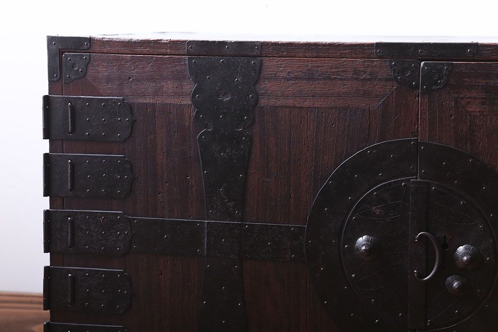アンティーク家具　古民具・骨董　大きな金具のアンティーク観音扉衣装箪笥