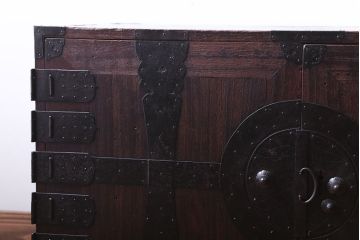 アンティーク家具　古民具・骨董　大きな金具のアンティーク観音扉衣装箪笥