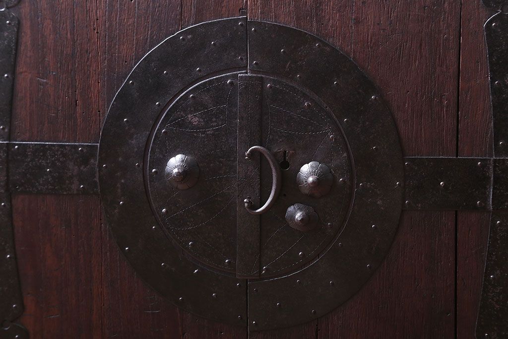 アンティーク家具　古民具・骨董　大きな金具のアンティーク観音扉衣装箪笥