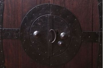 アンティーク家具　古民具・骨董　大きな金具のアンティーク観音扉衣装箪笥