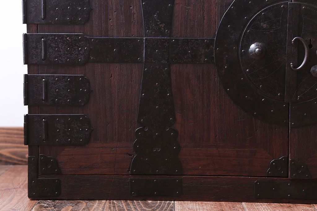 アンティーク家具　古民具・骨董　大きな金具のアンティーク観音扉衣装箪笥