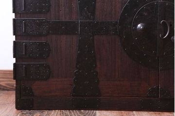 アンティーク家具　古民具・骨董　大きな金具のアンティーク観音扉衣装箪笥