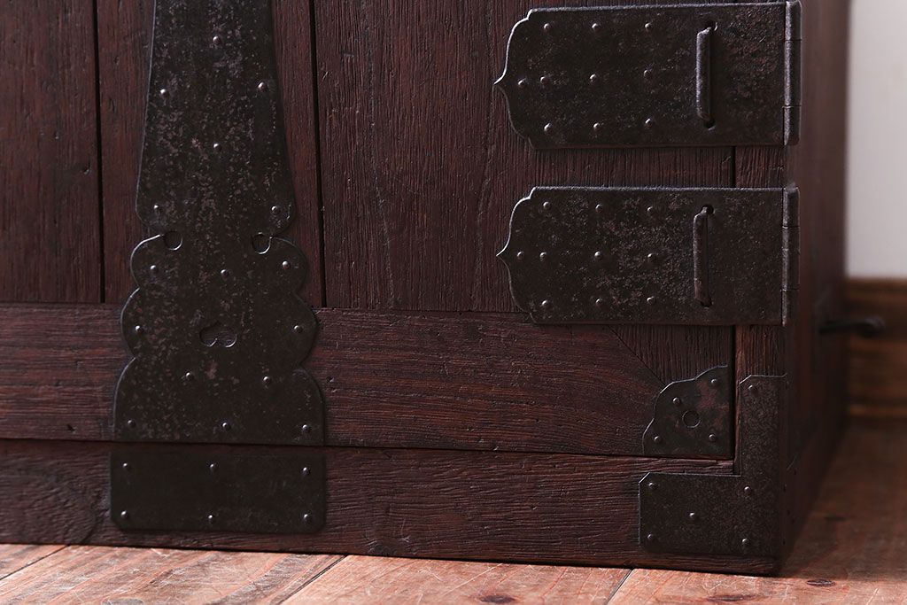 アンティーク家具　古民具・骨董　大きな金具のアンティーク観音扉衣装箪笥