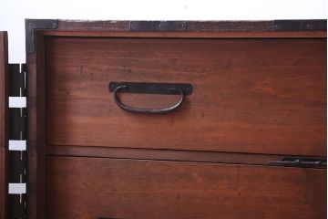 アンティーク家具　古民具・骨董　大きな金具のアンティーク観音扉衣装箪笥