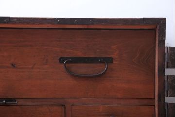 アンティーク家具　古民具・骨董　大きな金具のアンティーク観音扉衣装箪笥