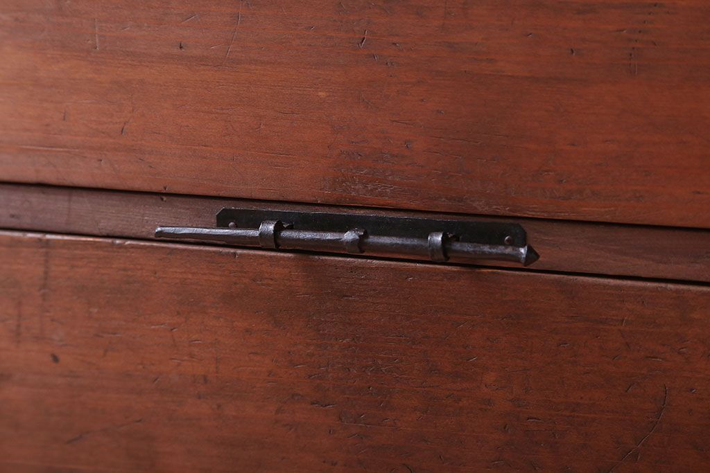 アンティーク家具　古民具・骨董　大きな金具のアンティーク観音扉衣装箪笥