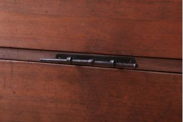 アンティーク家具　古民具・骨董　大きな金具のアンティーク観音扉衣装箪笥