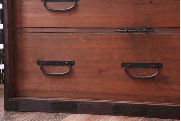 アンティーク家具　古民具・骨董　大きな金具のアンティーク観音扉衣装箪笥