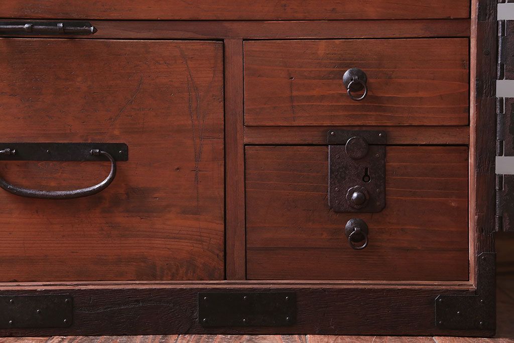 アンティーク家具　古民具・骨董　大きな金具のアンティーク観音扉衣装箪笥