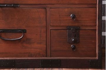 アンティーク家具　古民具・骨董　大きな金具のアンティーク観音扉衣装箪笥
