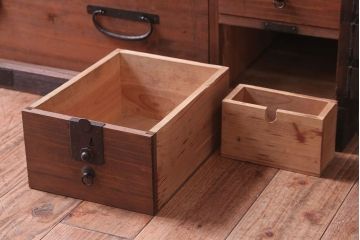 アンティーク家具　古民具・骨董　大きな金具のアンティーク観音扉衣装箪笥