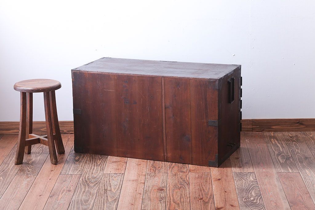 アンティーク家具　古民具・骨董　大きな金具のアンティーク観音扉衣装箪笥