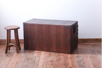 アンティーク家具　古民具・骨董　大きな金具のアンティーク観音扉衣装箪笥