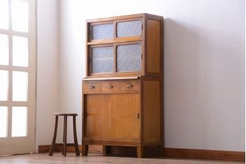 レトロ家具　昭和レトロ　ダイヤガラス入り!古い木製の脚付き食器棚(カップボード)