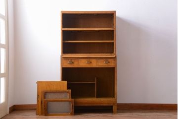 レトロ家具　昭和レトロ　ダイヤガラス入り!古い木製の脚付き食器棚(カップボード)