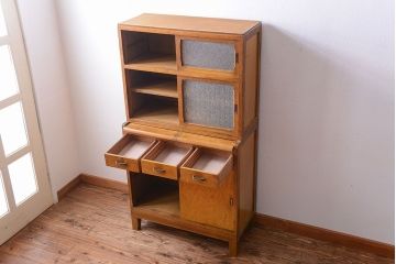 レトロ家具　昭和レトロ　ダイヤガラス入り!古い木製の脚付き食器棚(カップボード)