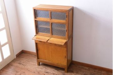 レトロ家具　昭和レトロ　ダイヤガラス入り!古い木製の脚付き食器棚(カップボード)