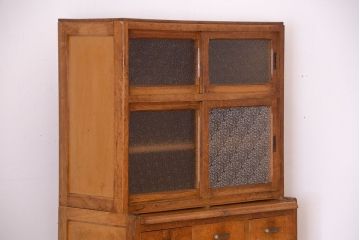 レトロ家具　昭和レトロ　ダイヤガラス入り!古い木製の脚付き食器棚(カップボード)