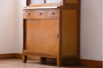 レトロ家具　昭和レトロ　ダイヤガラス入り!古い木製の脚付き食器棚(カップボード)