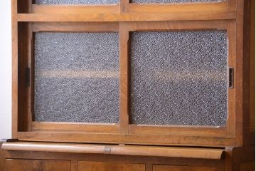 レトロ家具　昭和レトロ　ダイヤガラス入り!古い木製の脚付き食器棚(カップボード)