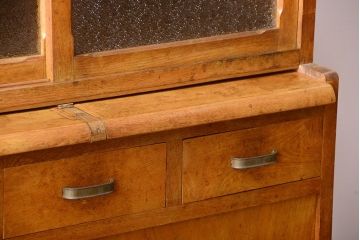 レトロ家具　昭和レトロ　ダイヤガラス入り!古い木製の脚付き食器棚(カップボード)