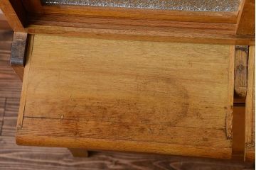 レトロ家具　昭和レトロ　ダイヤガラス入り!古い木製の脚付き食器棚(カップボード)