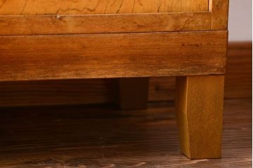 レトロ家具　昭和レトロ　ダイヤガラス入り!古い木製の脚付き食器棚(カップボード)