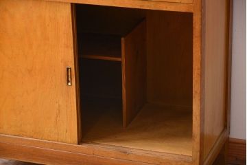 レトロ家具　昭和レトロ　ダイヤガラス入り!古い木製の脚付き食器棚(カップボード)