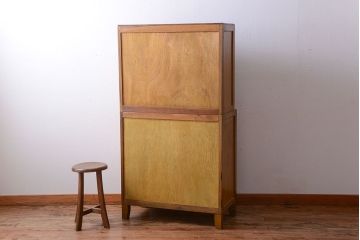 レトロ家具　昭和レトロ　ダイヤガラス入り!古い木製の脚付き食器棚(カップボード)