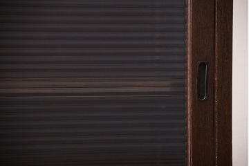 アンティーク家具　和製アンティーク　引き出し付き!モールガラス引き戸のカウンター収納棚