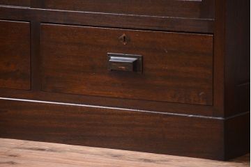 アンティーク家具　和製アンティーク　引き出し付き!モールガラス引き戸のカウンター収納棚