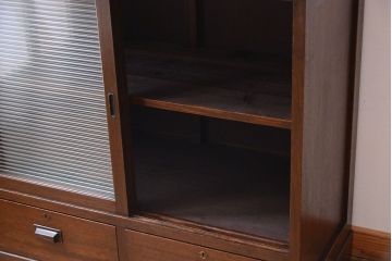 アンティーク家具　和製アンティーク　引き出し付き!モールガラス引き戸のカウンター収納棚