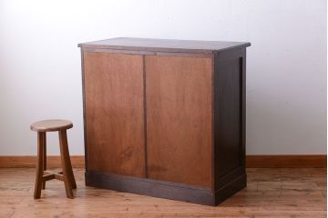 アンティーク家具　和製アンティーク　引き出し付き!モールガラス引き戸のカウンター収納棚