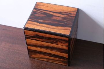 アンティーク雑貨　古民具・骨董　古い黒柿材の重箱(外箱付き)